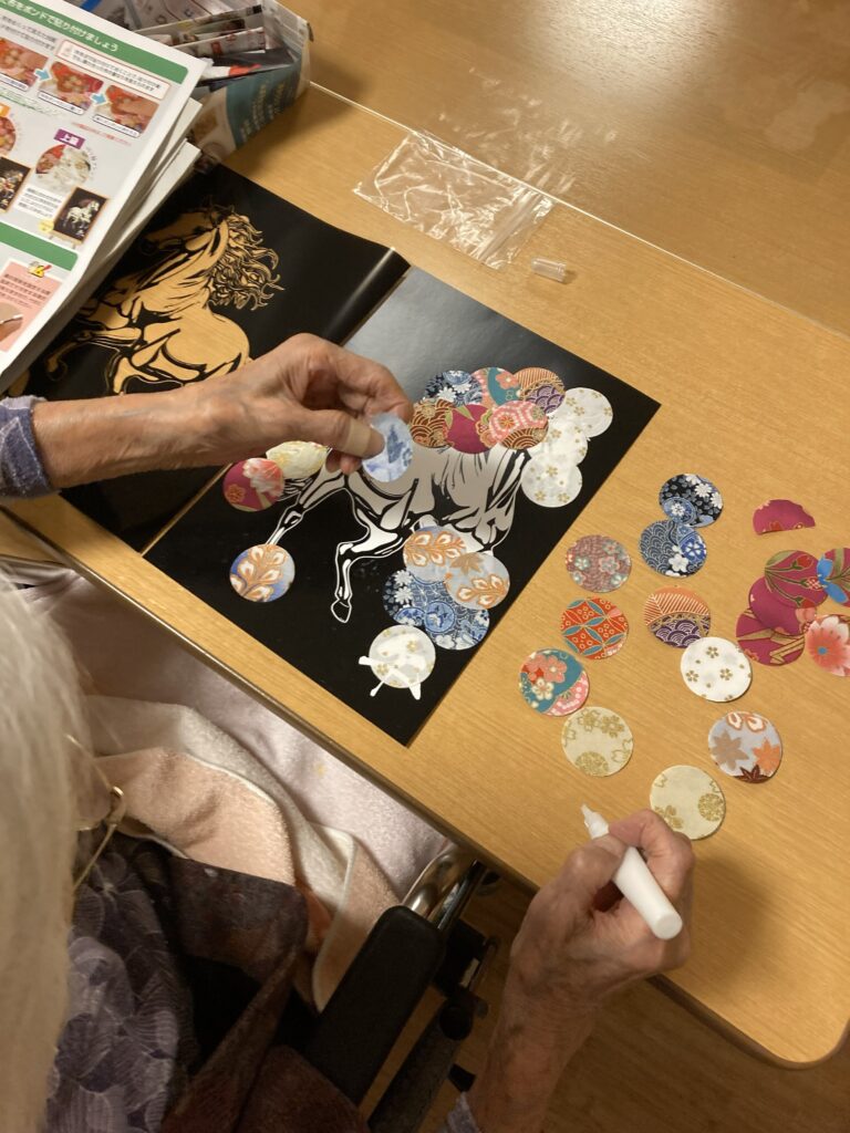 老人ホームで貼り絵レクリエーション　米子　介護施設　カルム皆生　202601-1