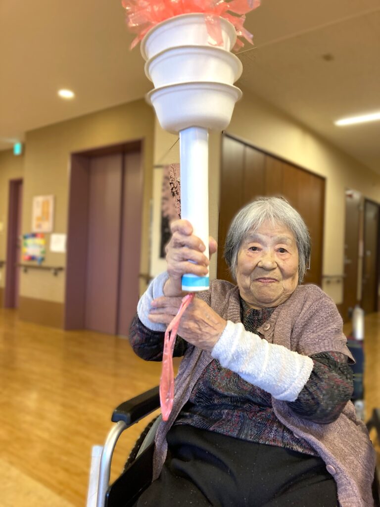 介護施設で聖火ランナー　オリンピック　鳥取　米子　皆生　老人ホーム　介護施設　カルム皆生　202602-1