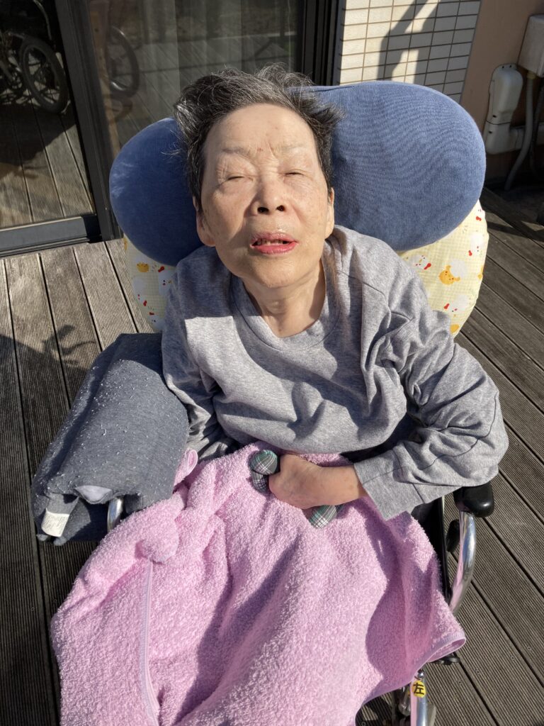 介護施設のテラスで日向ぼっこ　米子　鳥取　老人ホーム　カルム皆生　202604-3