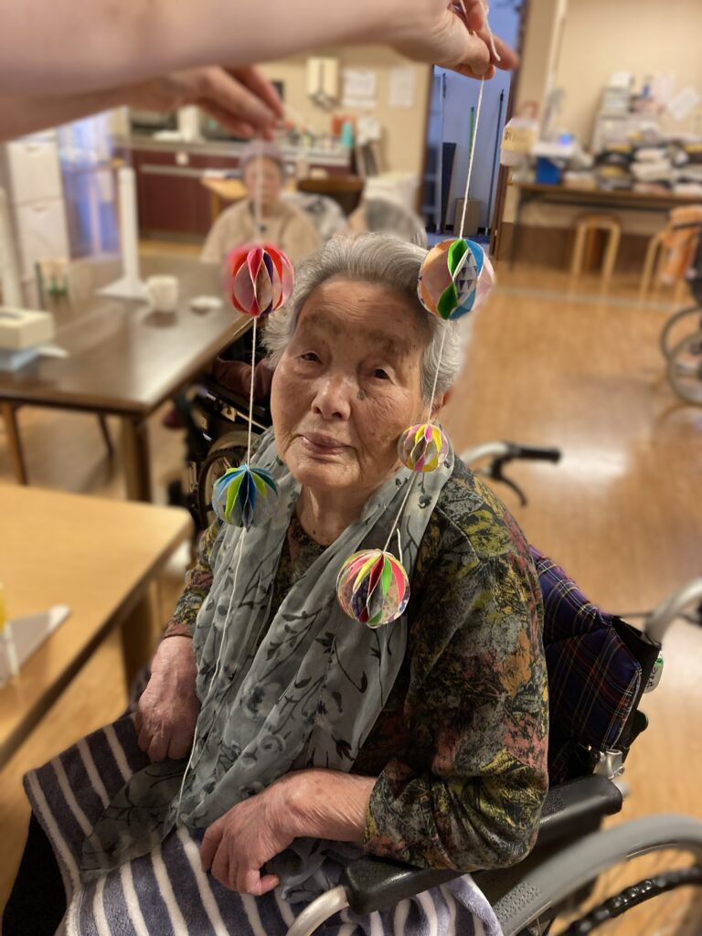 介護施設でひな祭り製作 てまり作り 鳥取 米子 老人ホーム カルム皆生 202603-6