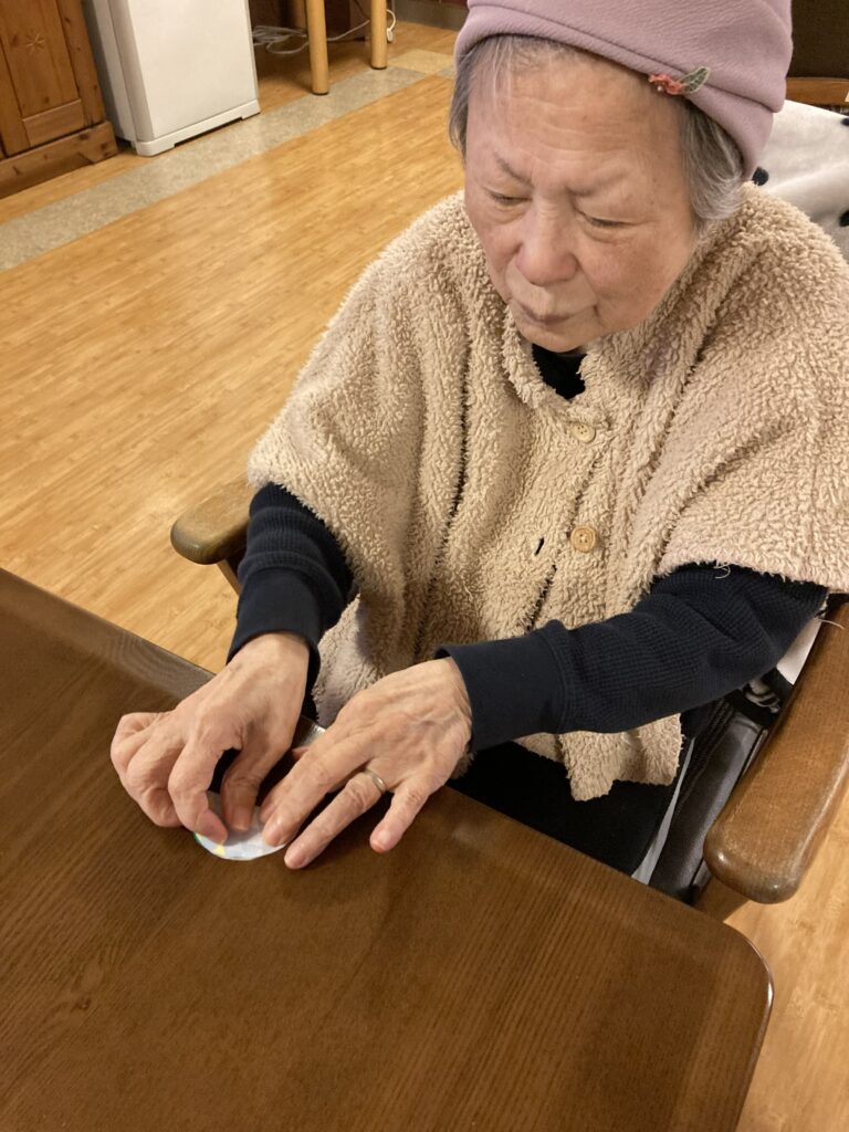 介護施設でひな祭り製作 てまり作り 鳥取 米子 老人ホーム カルム皆生 202603-1