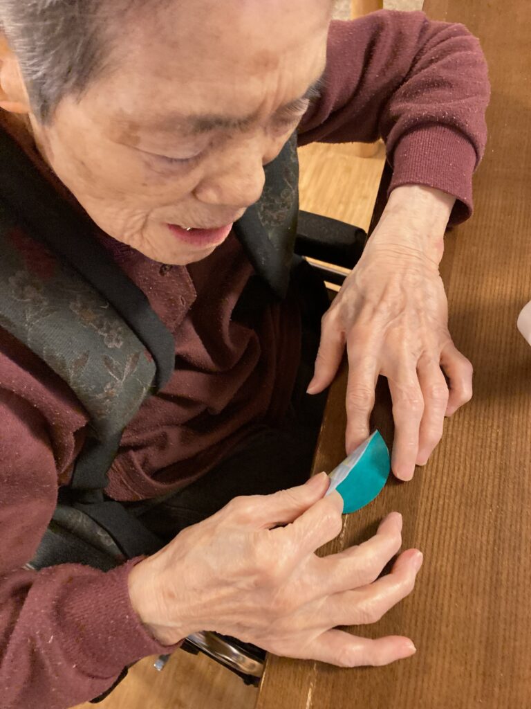 介護施設でひな祭り製作 てまり作り 鳥取 米子 老人ホーム カルム皆生 202603-2