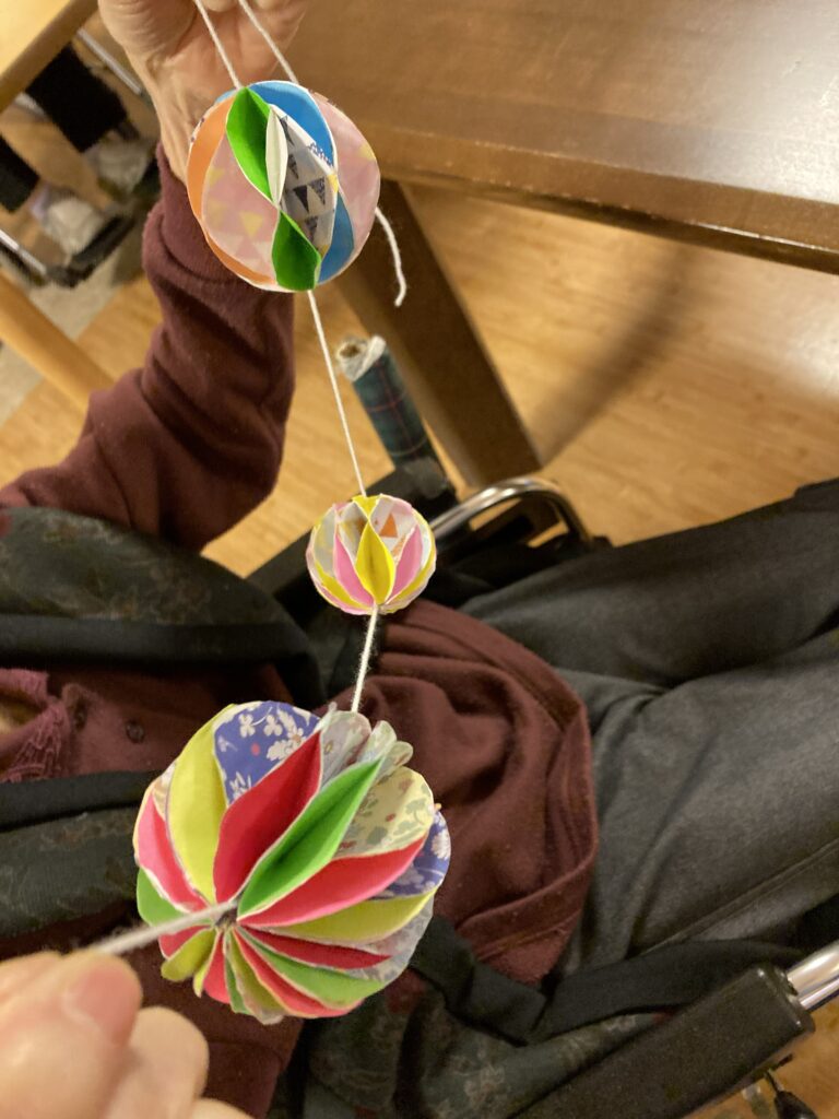 介護施設でひな祭り製作 てまり作り 鳥取 米子 老人ホーム カルム皆生 202603-7