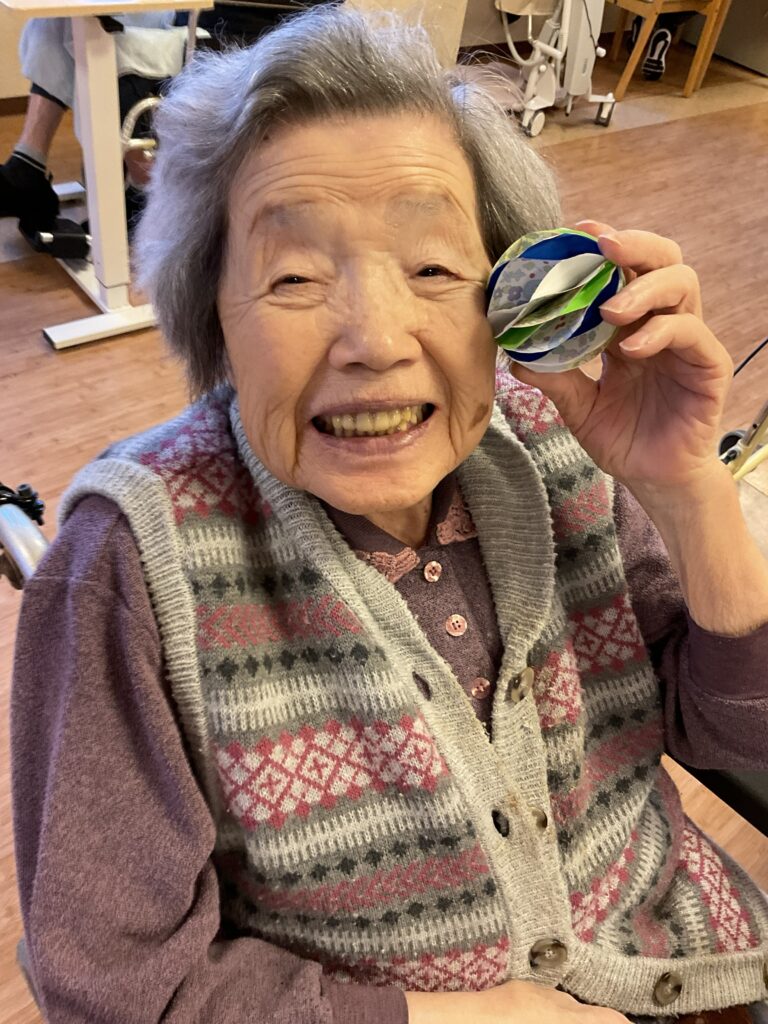 介護施設でひな祭り製作 てまり作り 鳥取 米子 老人ホーム カルム皆生 202603-4