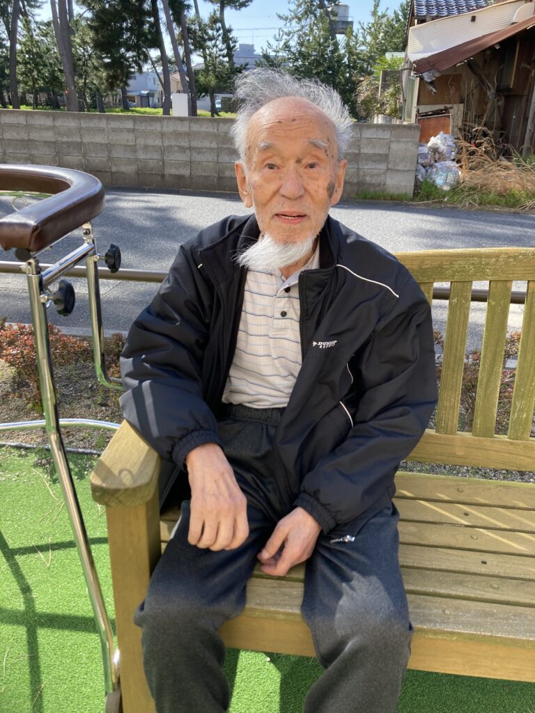 介護施設のテラスで日向ぼっこ　米子　鳥取　老人ホーム　カルム皆生　202604-2