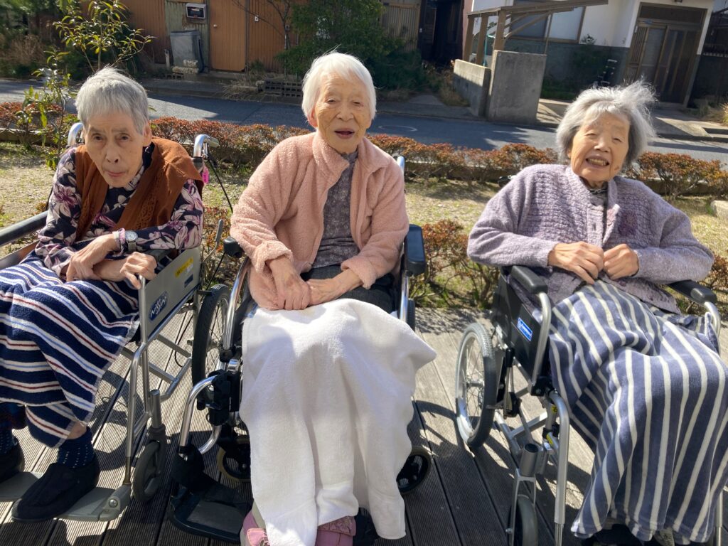 介護施設のテラスで日向ぼっこ　米子　鳥取　老人ホーム　カルム皆生　202604-1