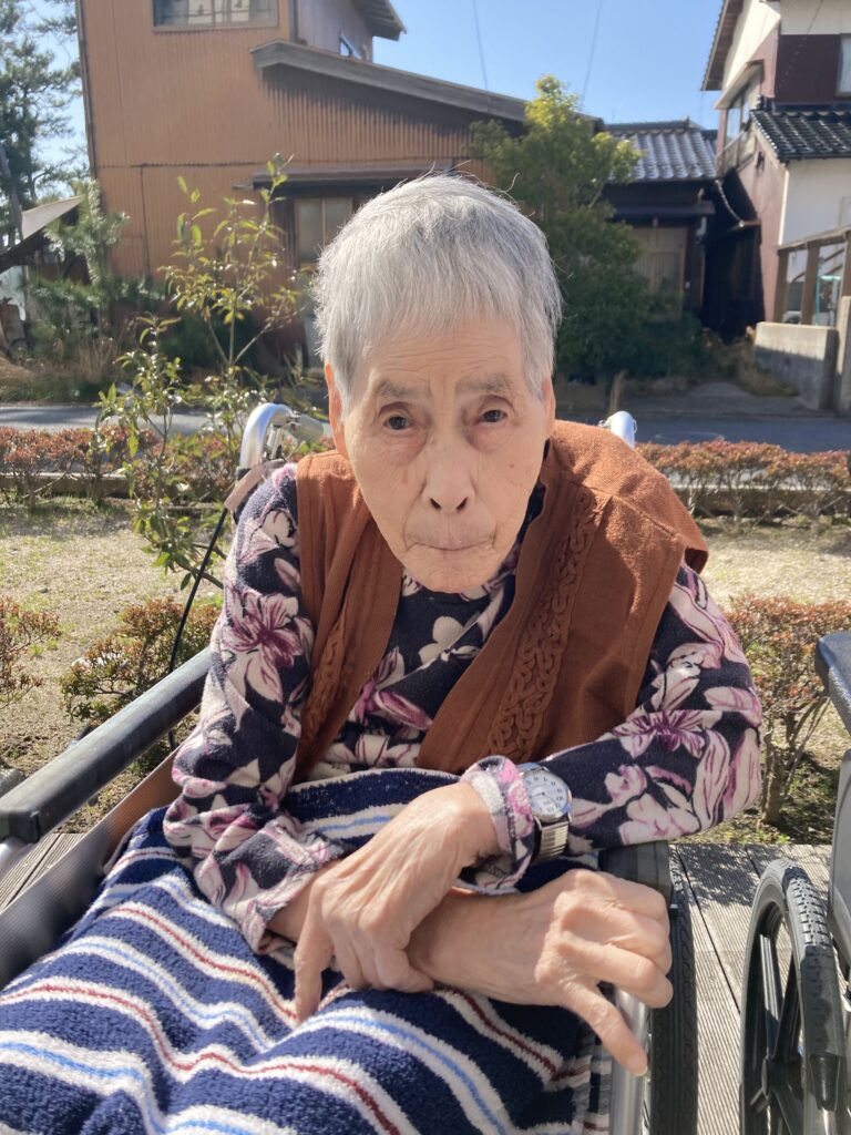 介護施設のテラスで日向ぼっこ　米子　鳥取　老人ホーム　カルム皆生　202604-4