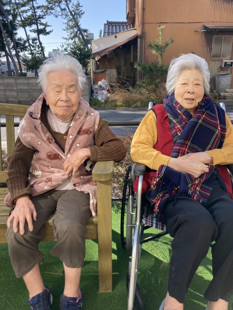 介護施設のテラスで日向ぼっこ　米子　鳥取　老人ホーム　カルム皆生　202604-5