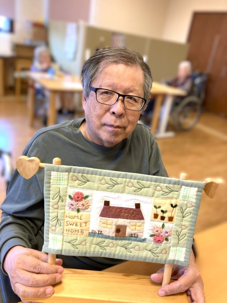 春を彩るタペストリー作り　米子　介護施設　老人ホーム　カルム皆生　202604-5