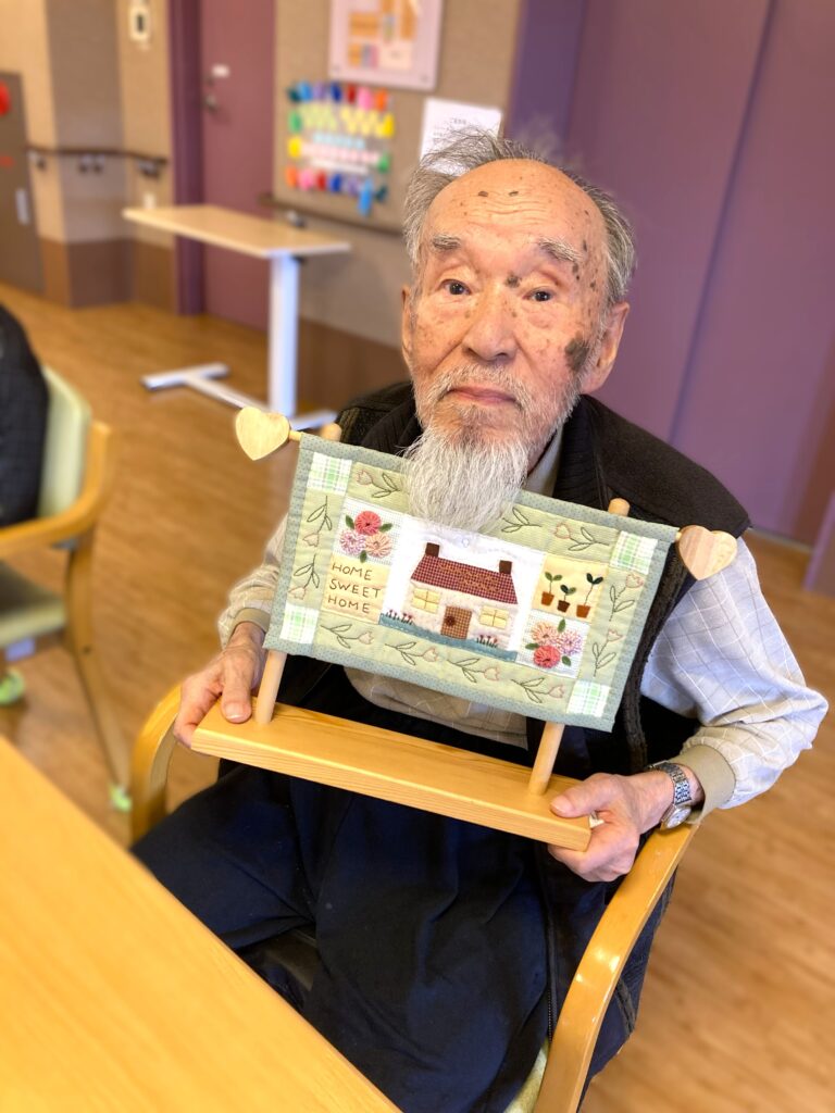 春を彩るタペストリー作り　米子　介護施設　老人ホーム　カルム皆生　202604-2