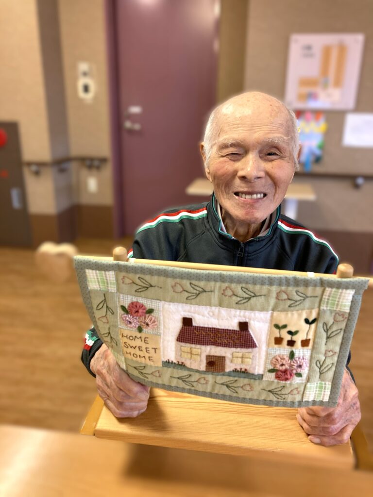 春を彩るタペストリー作り　米子　介護施設　老人ホーム　カルム皆生　202604-1