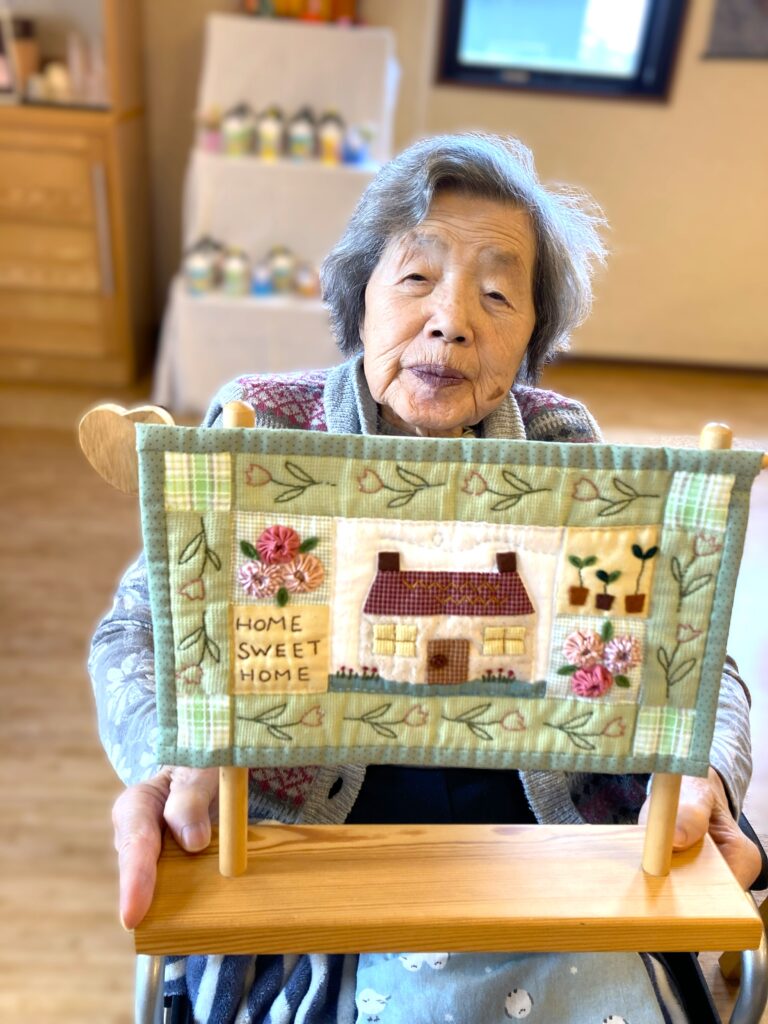 春を彩るタペストリー作り　米子　介護施設　老人ホーム　カルム皆生　202604-4