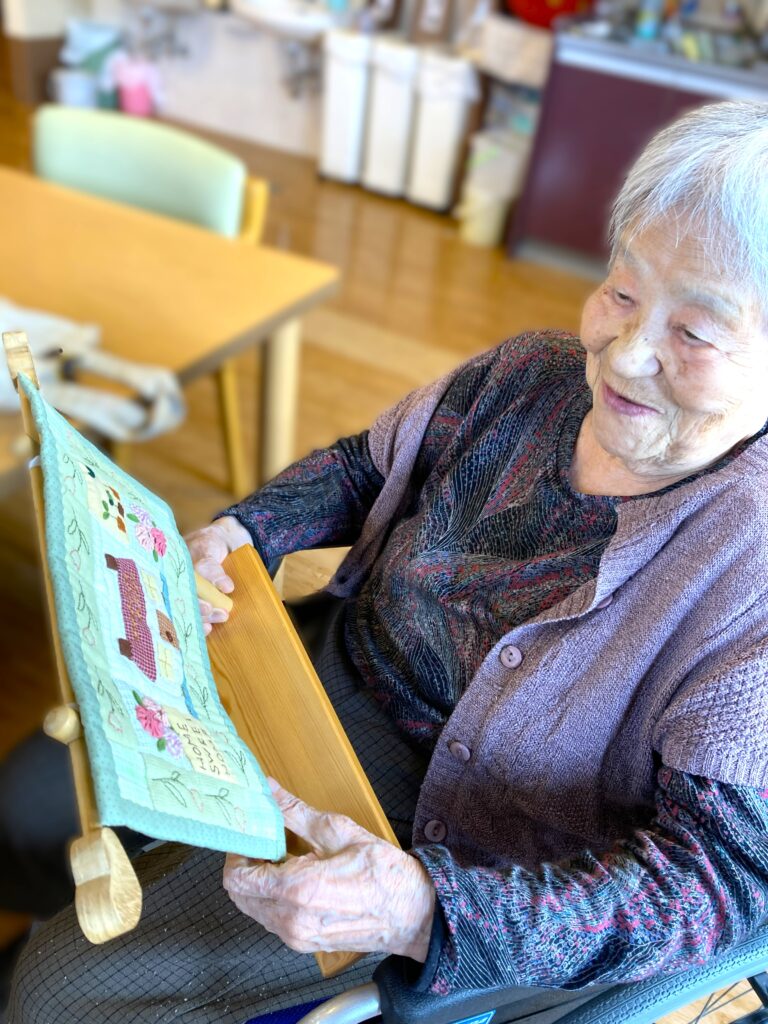 春を彩るタペストリー作り　米子　介護施設　老人ホーム　カルム皆生　202604-3