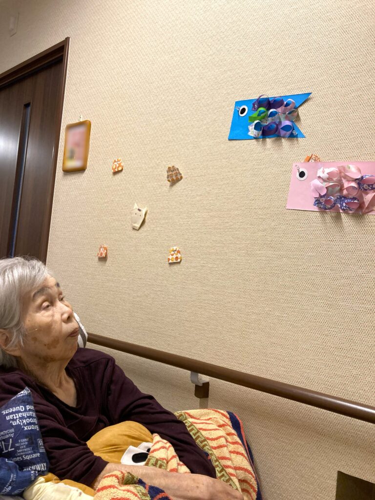 介護施設の5月行事　こいのぼり製作　米子　鳥取　老人ホーム　カルム皆生　202605-3