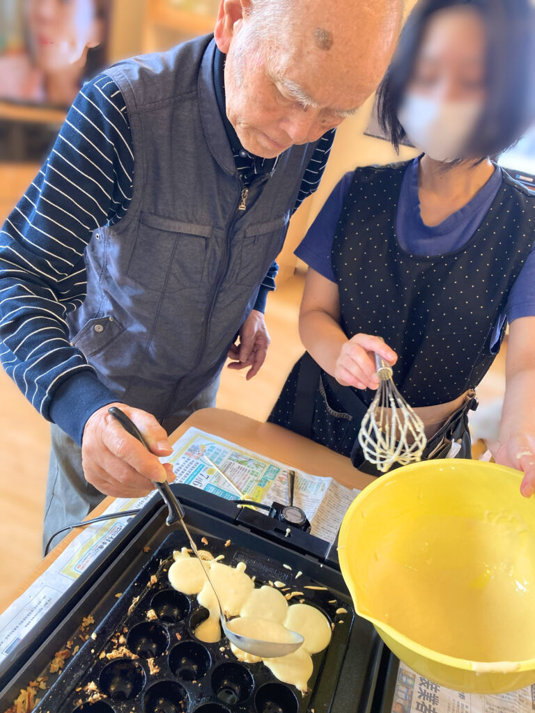 介護施設の調理レクでベビーカステラ作り　鳥取　米子　老人ホーム　カルム皆生　202606-1