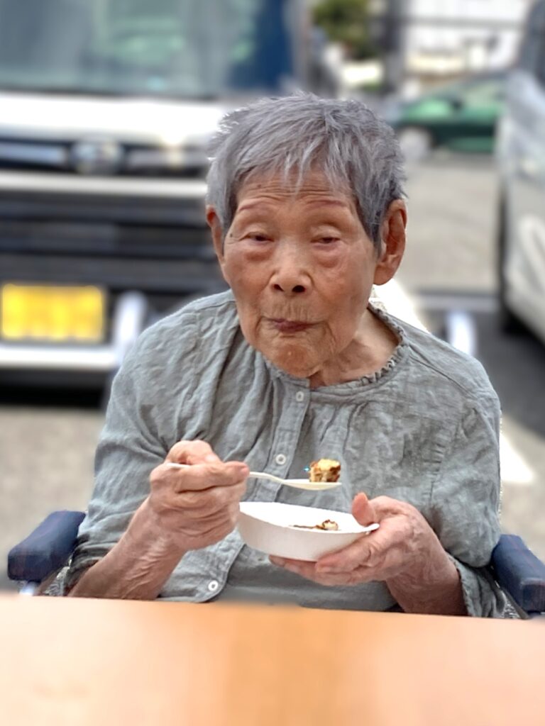 介護施設でバーベキュー　鳥取　老人ホーム　カルム皆生　202606-5