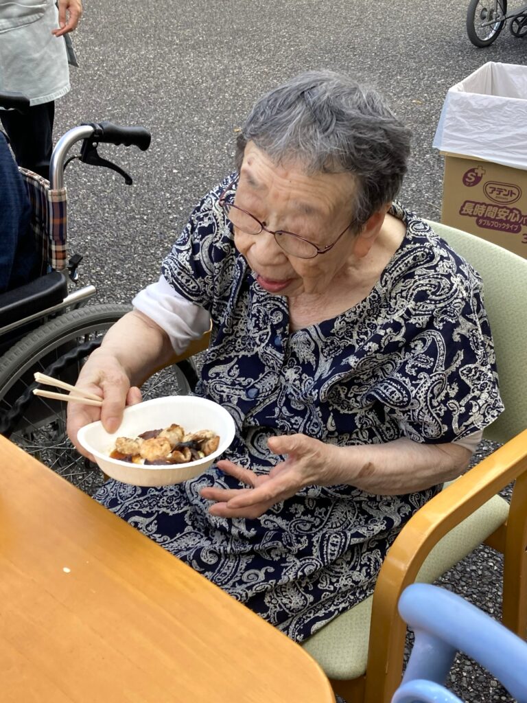 介護施設でバーベキュー　鳥取　老人ホーム　カルム皆生　202606-4