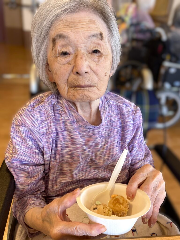 介護施設の調理レクでベビーカステラ作り　鳥取　米子　老人ホーム　カルム皆生　202606-4