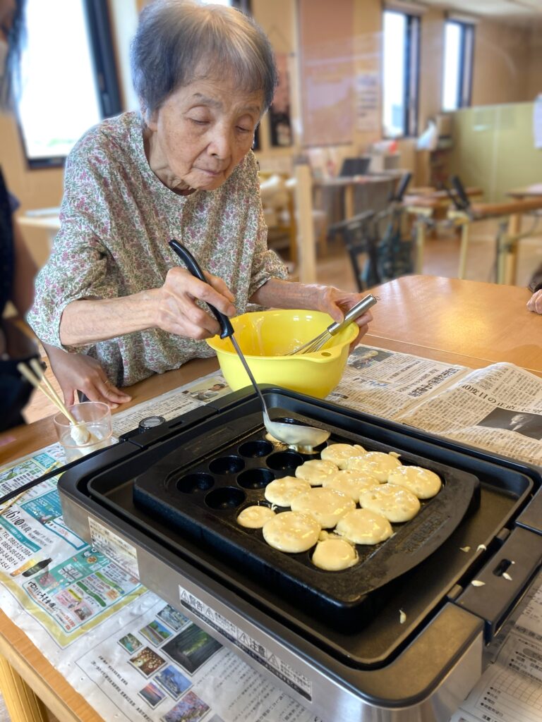 介護施設の調理レクでベビーカステラ作り　鳥取　米子　老人ホーム　カルム皆生　202606-2