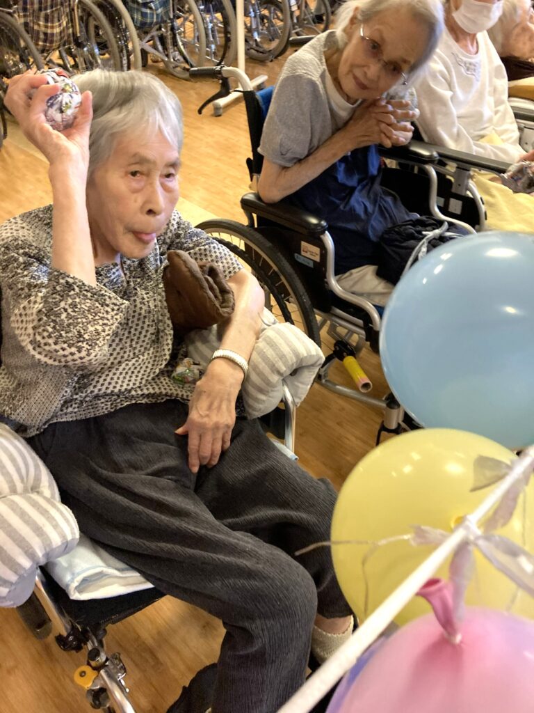 盛り上がる高齢者レクリエーション 鳥取 米子 介護施設 老人ホーム カルム皆生 202607-3