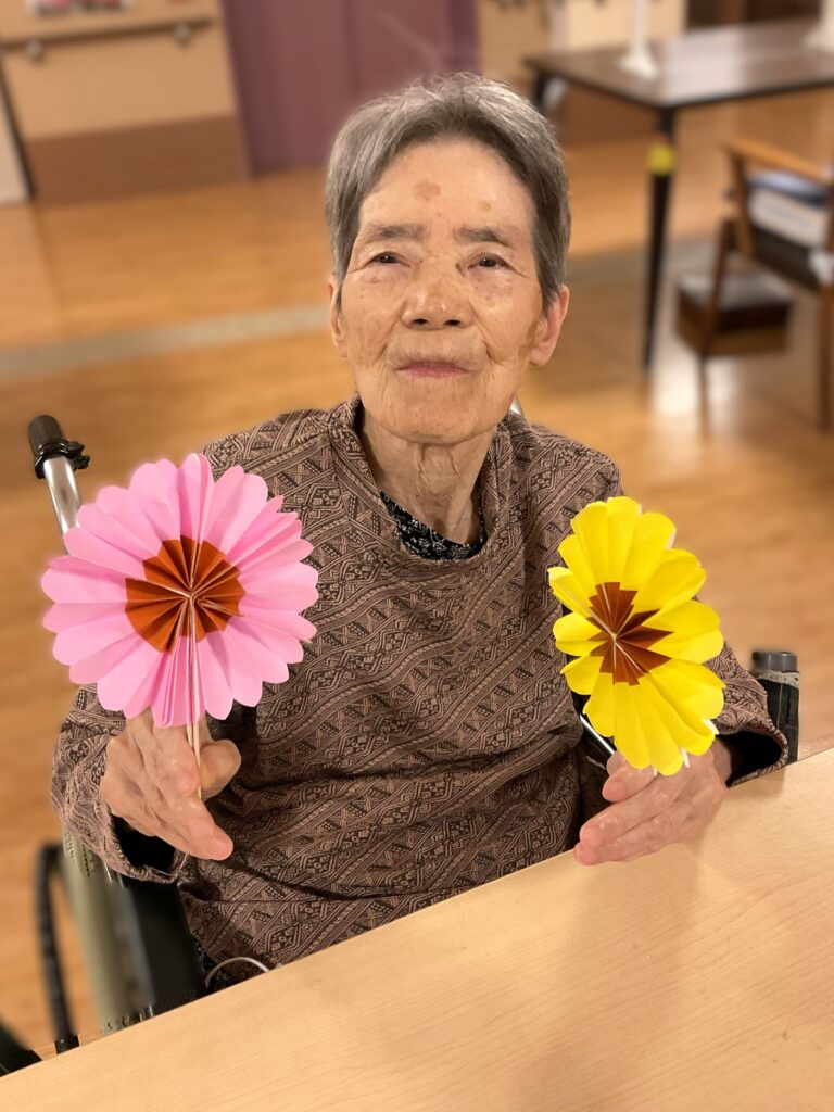 介護施設で手作りうちわ　米子　老人ホーム　高齢者施設 カルム皆生　202607-3