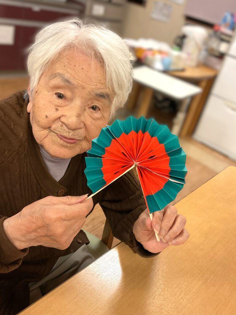 介護施設で手作りうちわ　米子　老人ホーム　高齢者施設 カルム皆生　202607-2