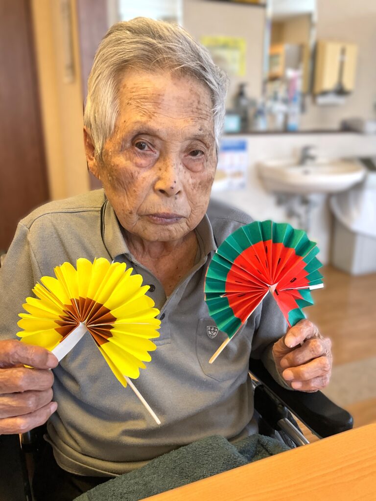 介護施設で手作りうちわ　米子　老人ホーム　高齢者施設 カルム皆生　202607-4