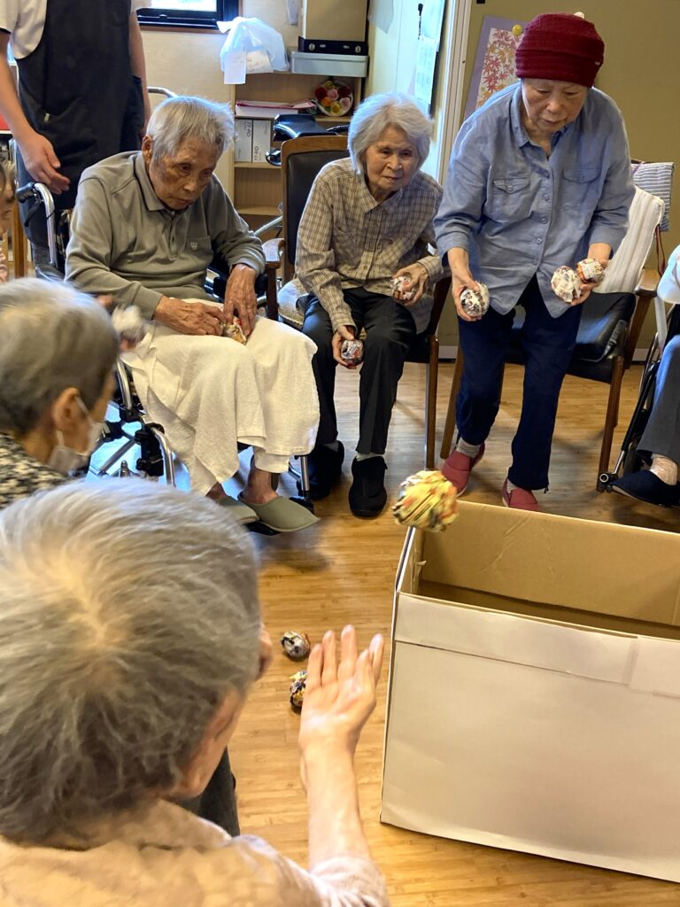 介護施設で誕生会と七夕行事　鳥取　老人ホーム　カルム皆生　202607-4
