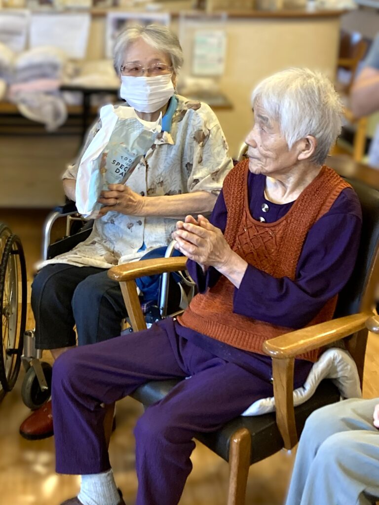 介護施設で誕生会と七夕行事　鳥取　老人ホーム　カルム皆生　202607-1