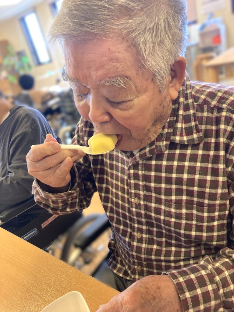 介護施設で誕生会と七夕行事　鳥取　老人ホーム　カルム皆生　202607-5