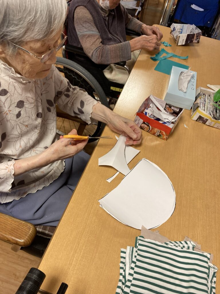 高齢者が楽しむ夏のアート活動　鳥取　皆生　老人ホーム　カルム皆生　202608-2