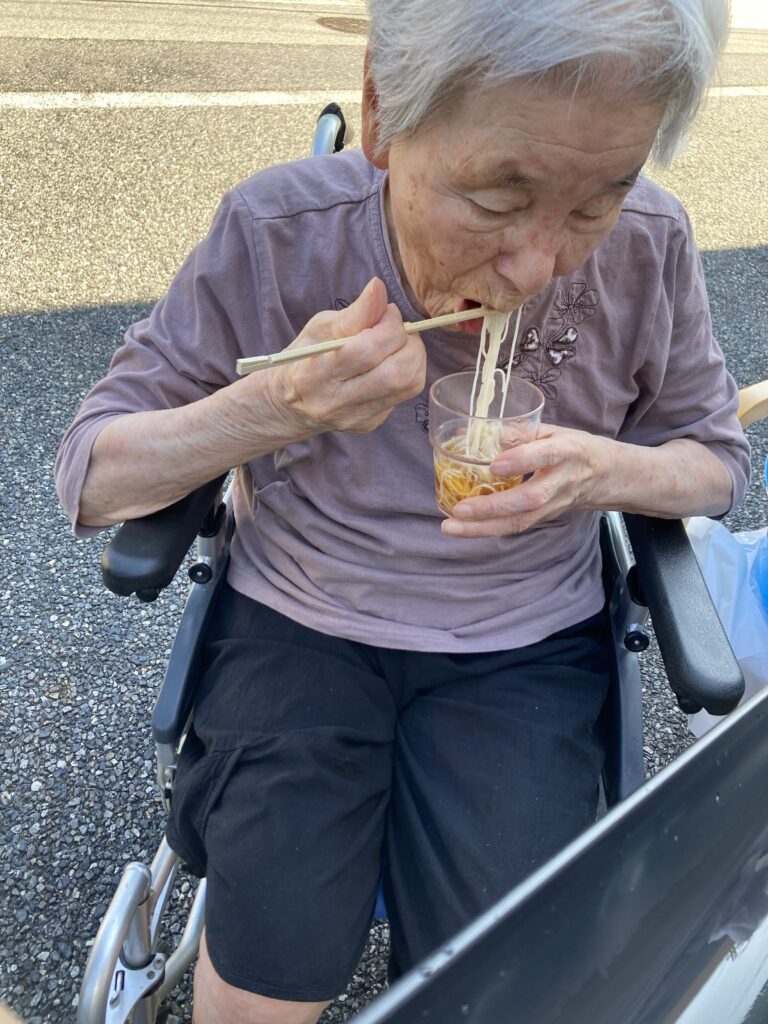 夏の介護施設イベント 流しそうめん　鳥取　米子　カルム皆生　老人ホーム　202608-5
