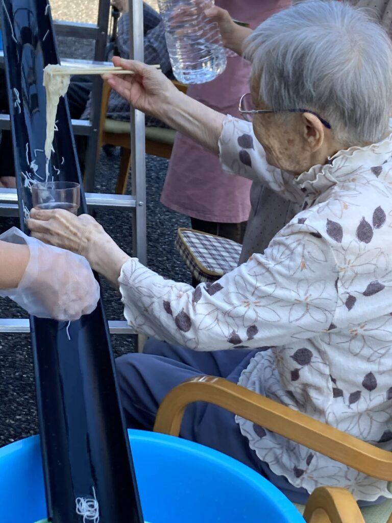 夏の介護施設イベント 流しそうめん　鳥取　米子　カルム皆生　老人ホーム　202608-3