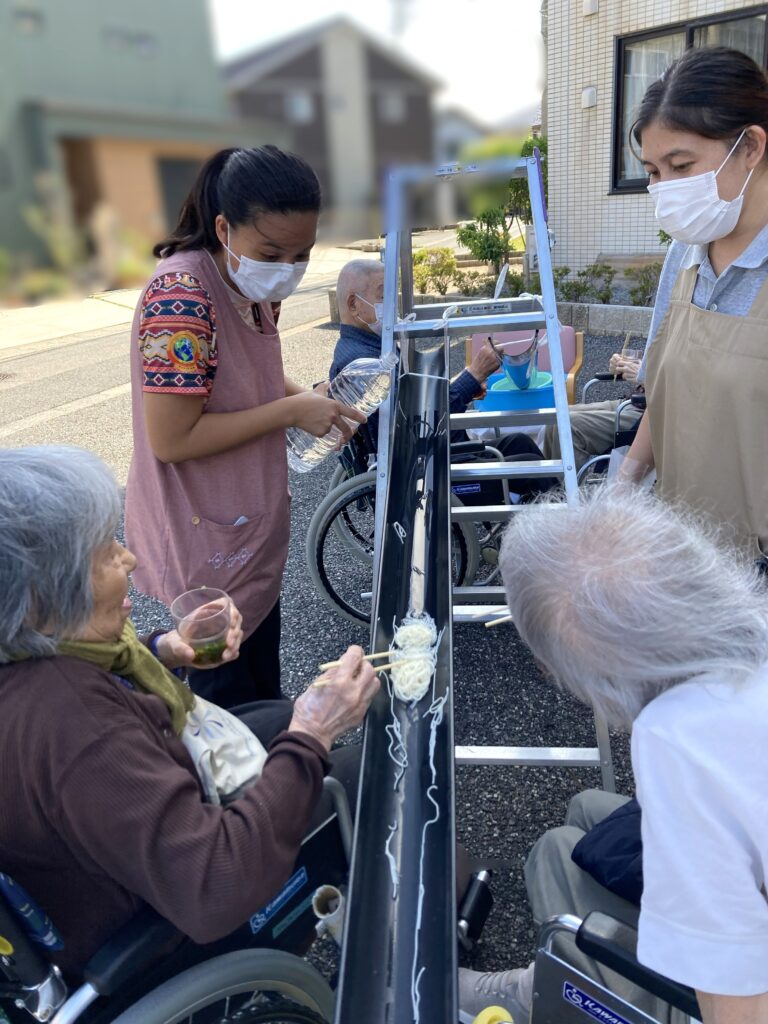 夏の介護施設イベント 流しそうめん　鳥取　米子　カルム皆生　老人ホーム　202608-1