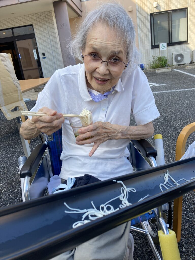 夏の介護施設イベント 流しそうめん　鳥取　米子　カルム皆生　老人ホーム　202608-2