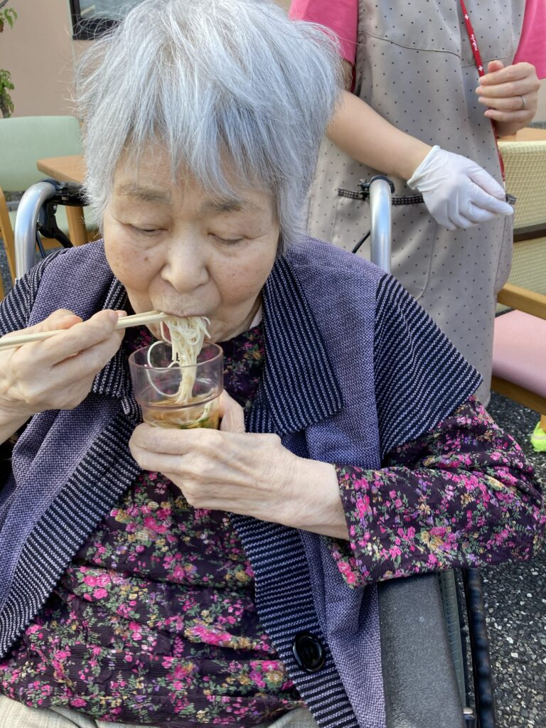 夏の介護施設イベント 流しそうめん　鳥取　米子　カルム皆生　老人ホーム　202608-4