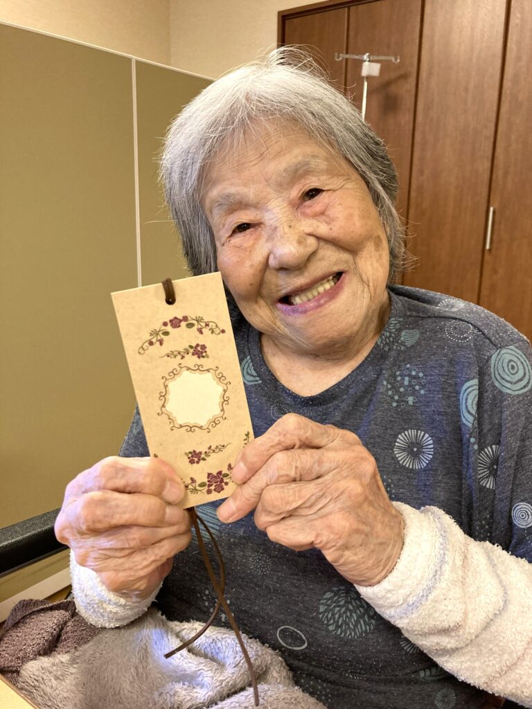 介護施設で手作りネームタグ 老人ホーム 鳥取 カルム皆生 202608-3