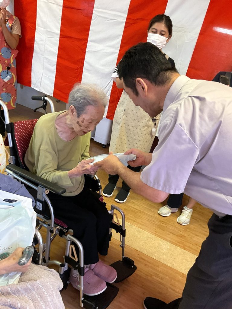 介護施設の敬老会 鳥取 米子 老人ホーム カルム皆生 202609-3