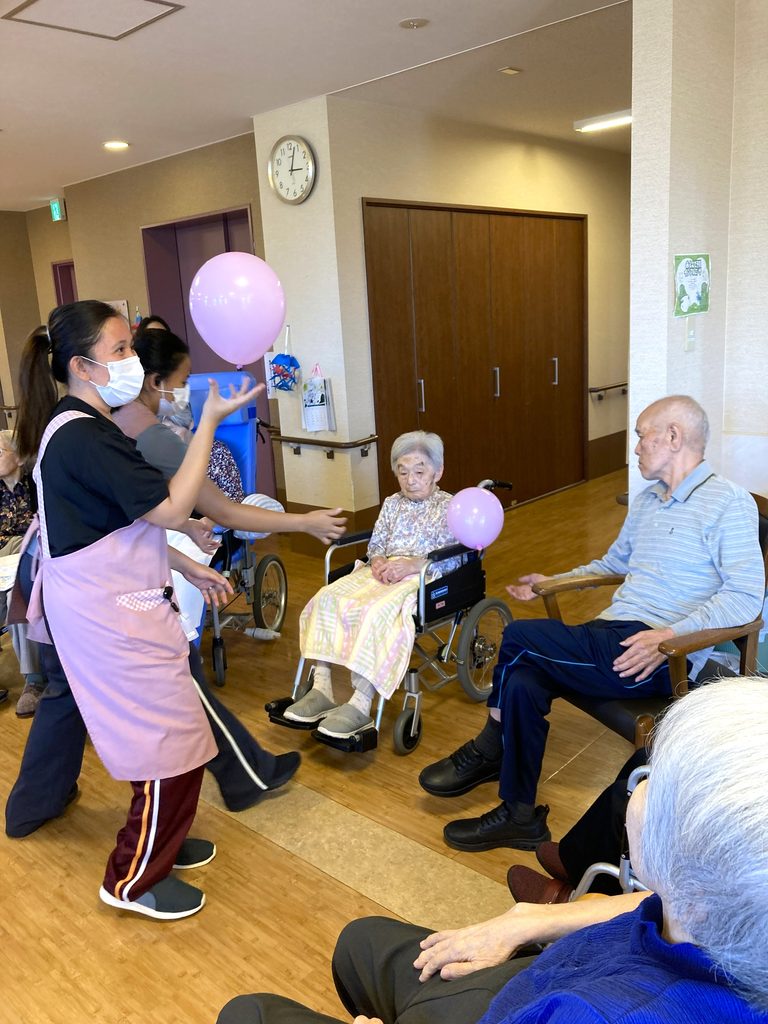 介護施設運動レクで風船バレー　鳥取　皆生　老人ホーム　カルム皆生　202609-3