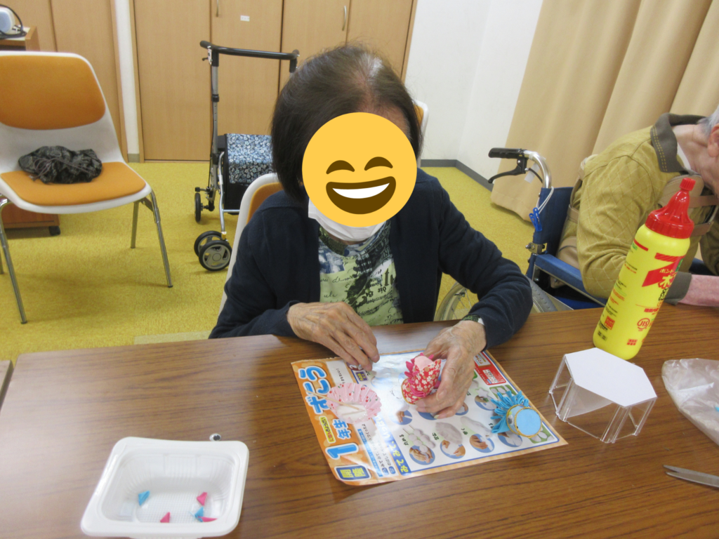 ハンドメイド教室 レクリエーション 製作レク こいのぼり ボランティア カルム桃山台 大阪 老人ホーム 介護施設 介護付き有料老人ホーム 202506-6
