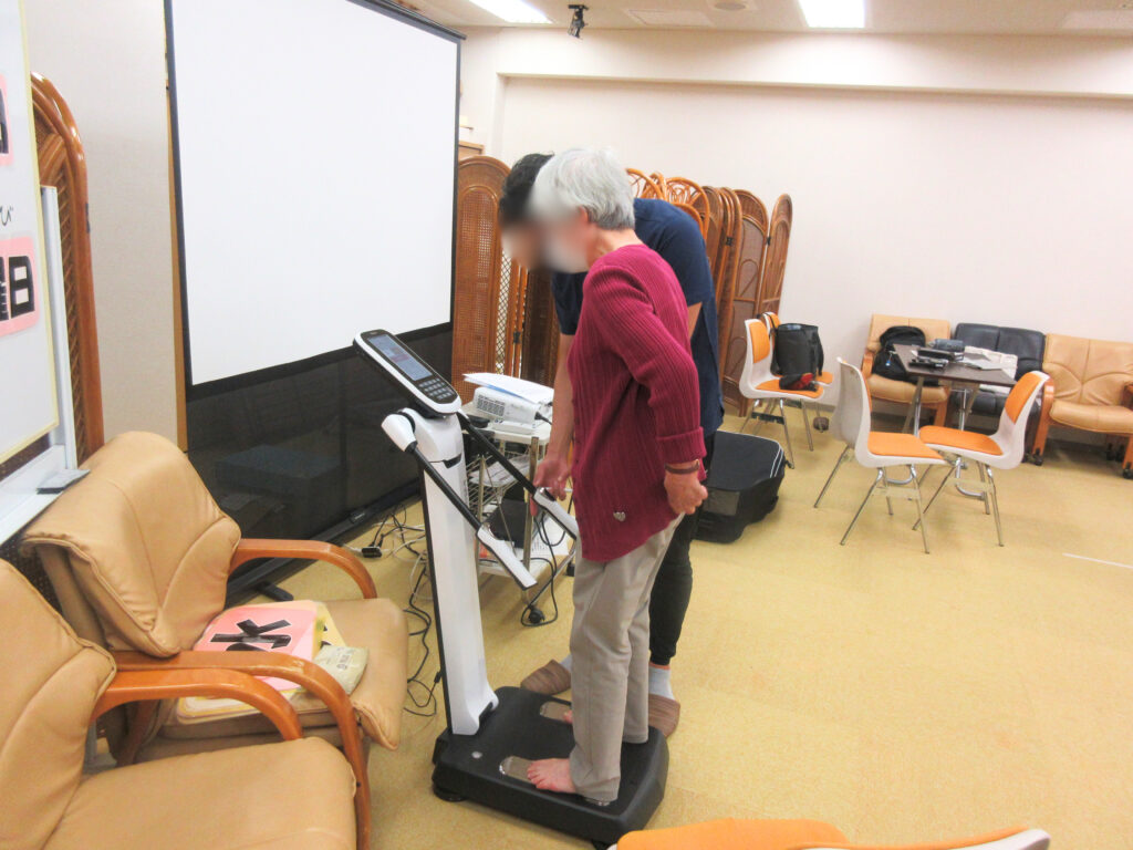 インボディ In-Body 体成分分析機器 見える化 カルム桃山台 大阪老人ホーム 介護施設 介護付き有料老人ホーム 202506-1