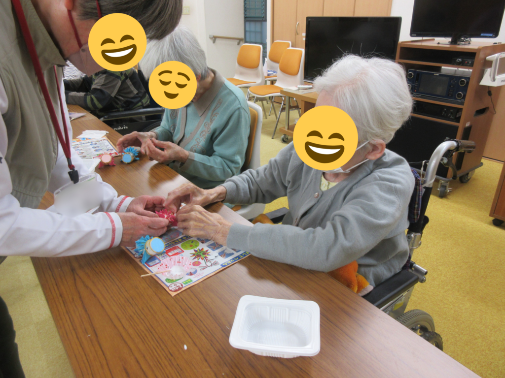 ハンドメイド教室 レクリエーション 製作レク こいのぼり ボランティア カルム桃山台 大阪 老人ホーム 介護施設 介護付き有料老人ホーム 202506-1
