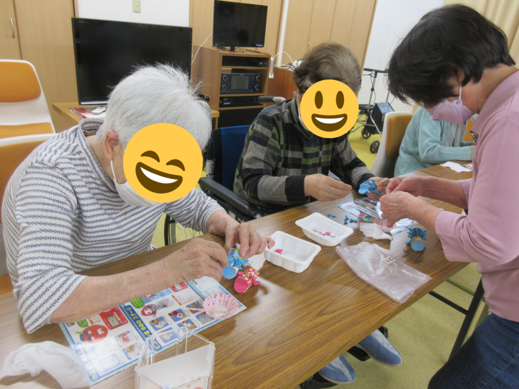 ハンドメイド教室 レクリエーション 製作レク こいのぼり ボランティア カルム桃山台 大阪 老人ホーム 介護施設 介護付き有料老人ホーム 202506-2