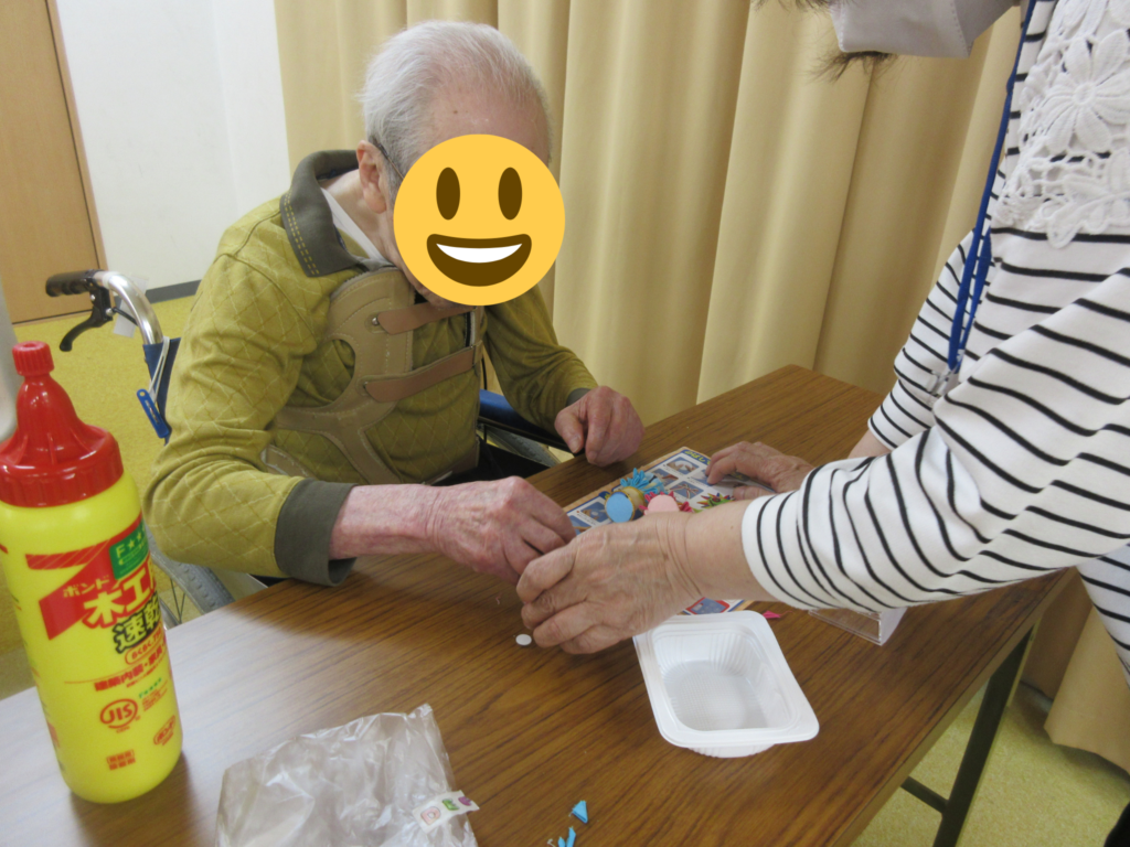 ハンドメイド教室 レクリエーション 製作レク こいのぼり ボランティア カルム桃山台 大阪 老人ホーム 介護施設 介護付き有料老人ホーム 202506-3
