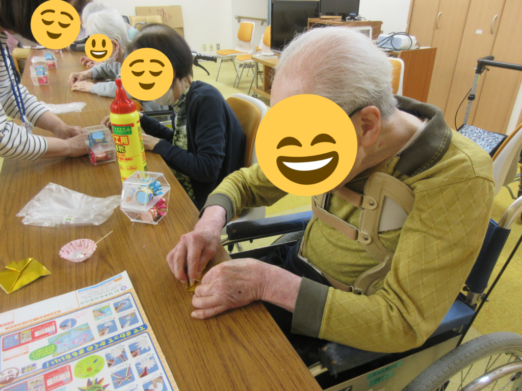 ハンドメイド教室 レクリエーション 製作レク こいのぼり ボランティア カルム桃山台 大阪 老人ホーム 介護施設 介護付き有料老人ホーム 202506-4