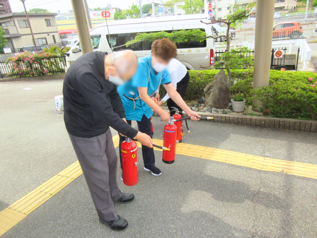 防災対策 火災訓練 消火器 介護施設 老人ホーム 大阪 カルム桃山台 202506-2