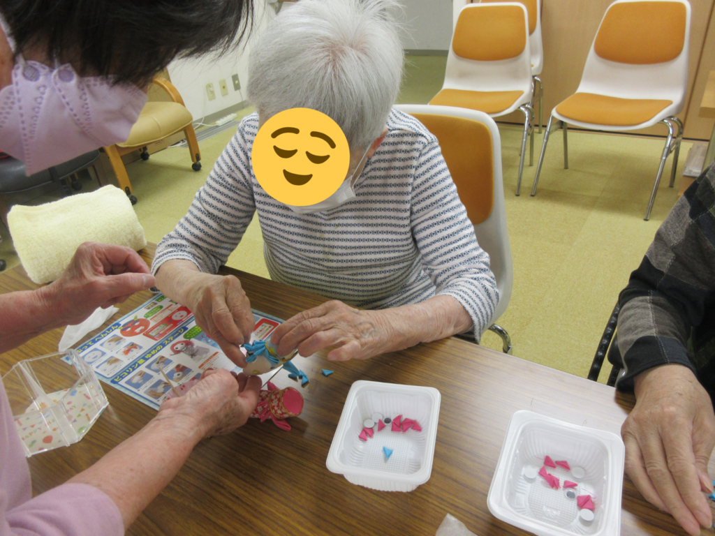 ハンドメイド教室 レクリエーション 製作レク こいのぼり ボランティア カルム桃山台 大阪 老人ホーム 介護施設 介護付き有料老人ホーム 202506-8