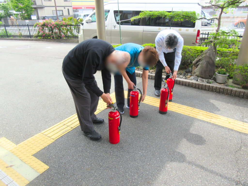 防災対策 火災訓練 消火器 介護施設 老人ホーム 大阪 カルム桃山台 202506-1
