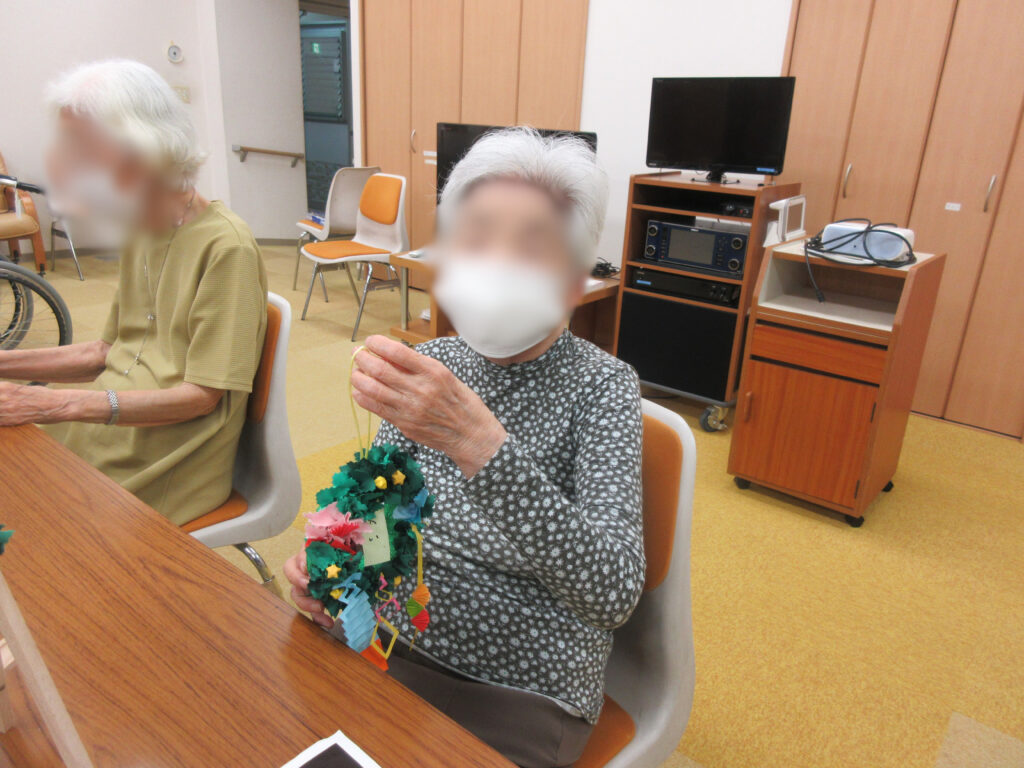 レクリエーション ハンドメイドリース作り 七夕 カルム桃山台 大阪 介護付き有料老人ホーム 老人ホーム 202507-5