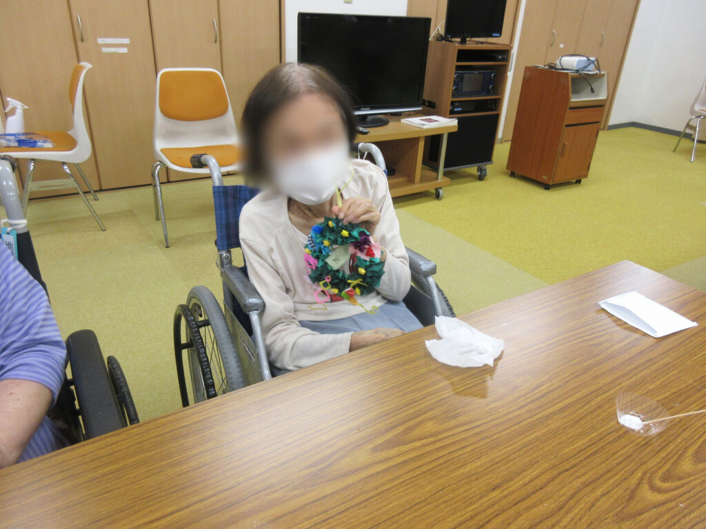 レクリエーション ハンドメイドリース作り 七夕 カルム桃山台 大阪 介護付き有料老人ホーム 老人ホーム 202507-9